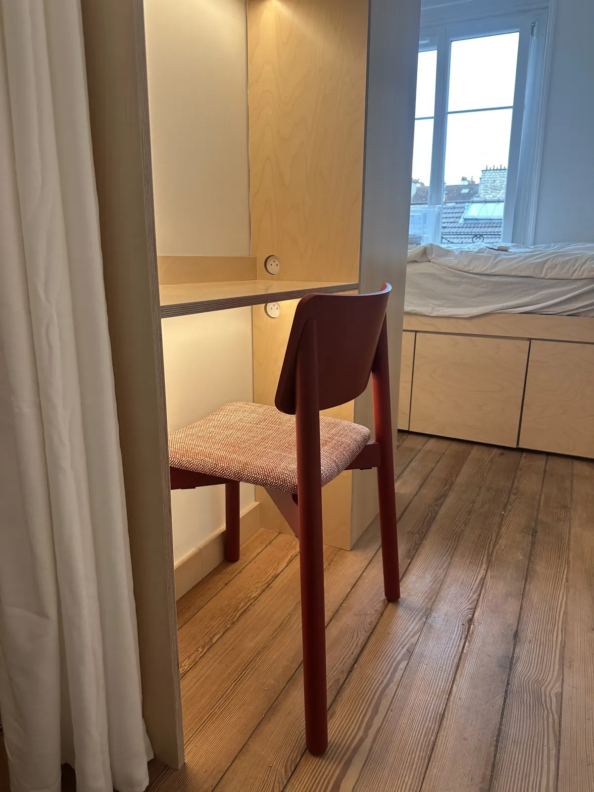 Bureau intégré à la menuiserie sur mesure d'une chambre de bonne rénovée à Paris